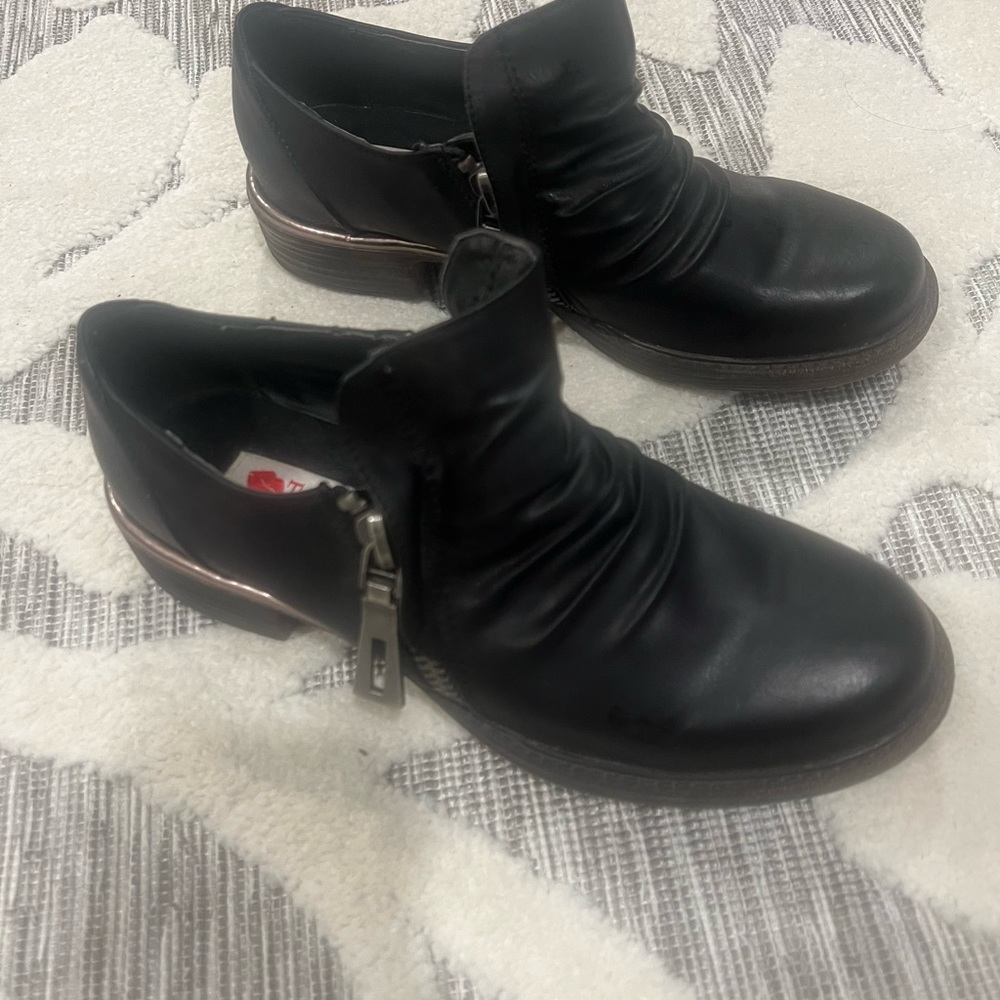 These are like new, worn once. Distressed puckered Oxford - Picture 2 of 5